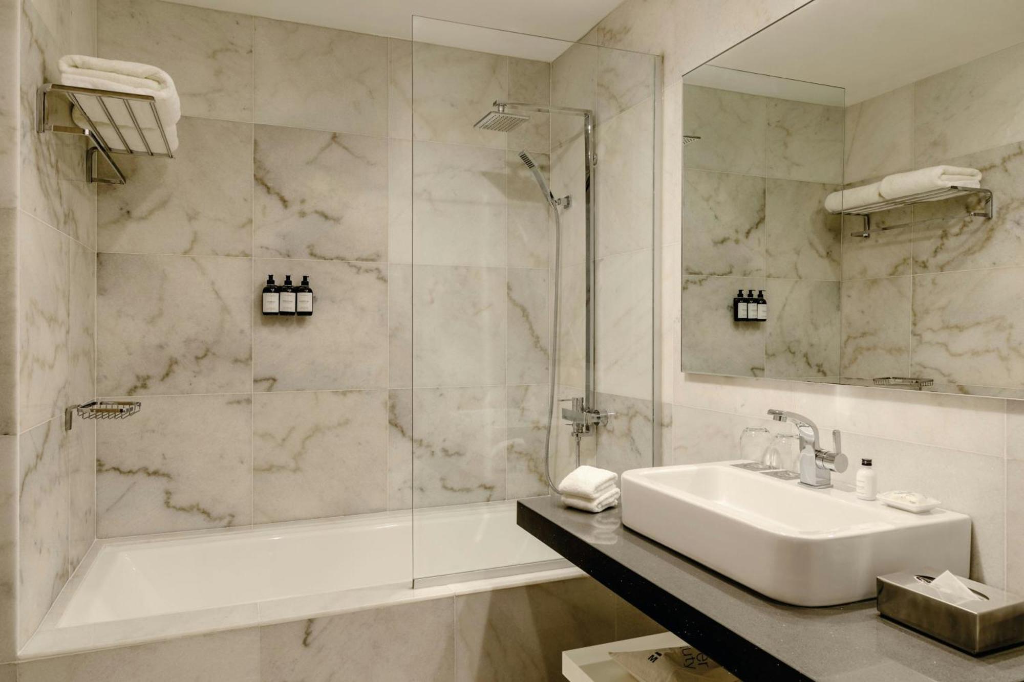 Habitación Premium Polo Queen con dos camas grandes y acceso al Club Lounge