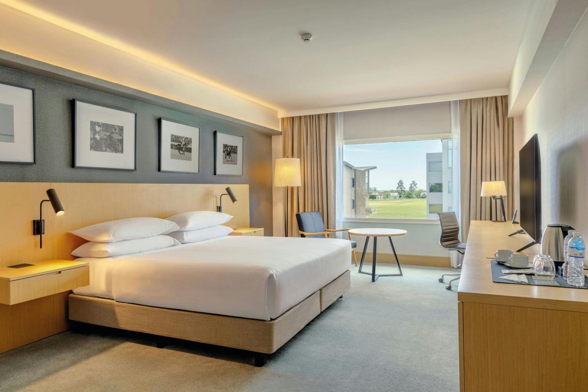 Habitación Doble Deluxe con cama grande y vistas a la piscina